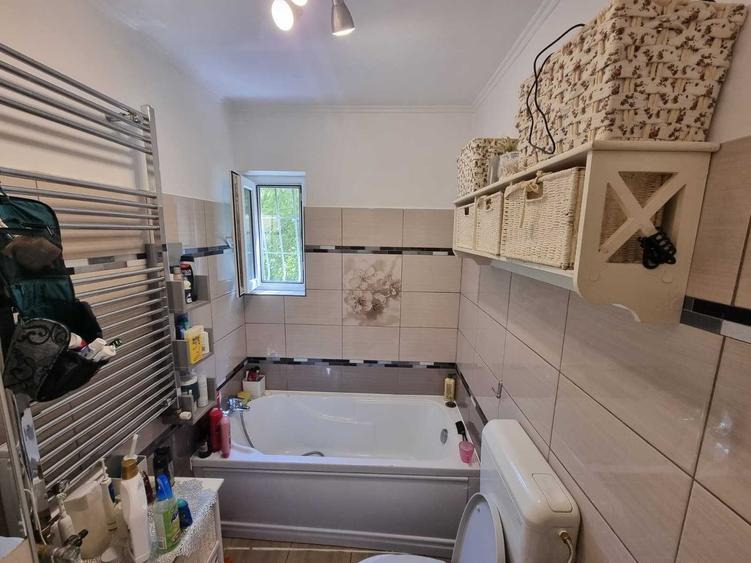 Apartament cu 3 camere semidecomandat în Calea București