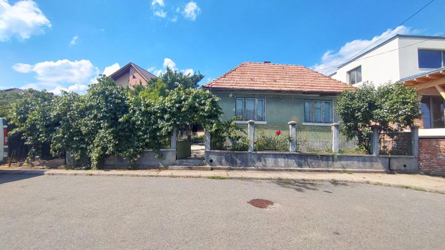 Vând casă cu teren mare în cartierul Dâmbul Rotund - 1