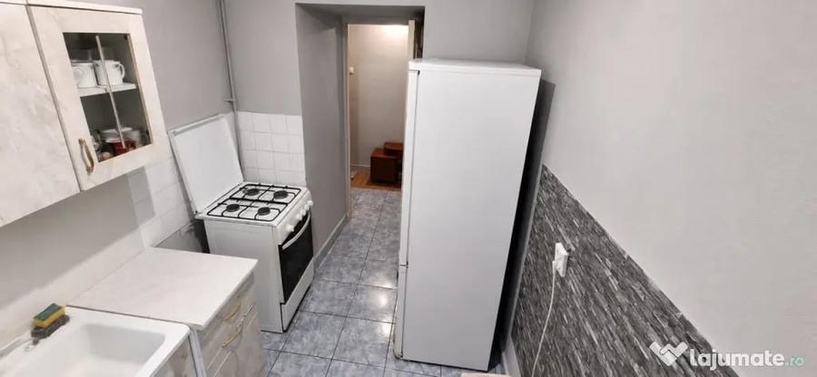 Apartament cu 2 camere semidecomandat în Craiovița Nouă
