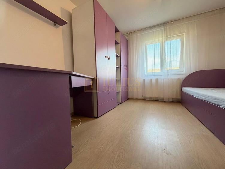 Apartament cu 3 camere semidecomandat în Girocului