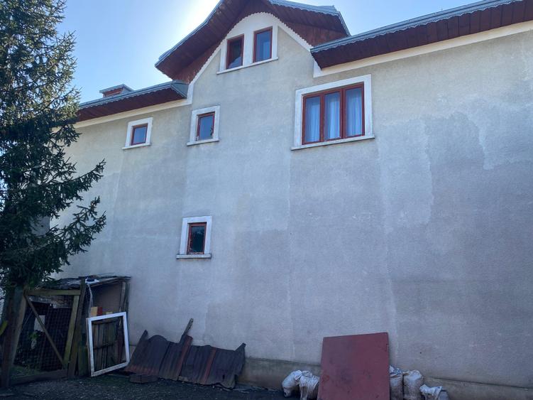 Casă individuală cu 8 camere cu Teren 1820 Mp în Vadu Moldovei