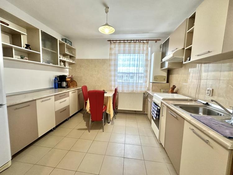 Apartament cu 3 camere decomandat, mobilat în Cetate