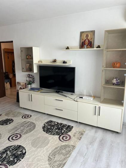 Inchiriez apartament 3 camere zona linistita sector 5 - 8