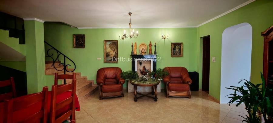 Vilă cu 7 camere, 3 băi, P+M, garaj, terasă, 1130 mp teren, Sântandrei, Bihor.