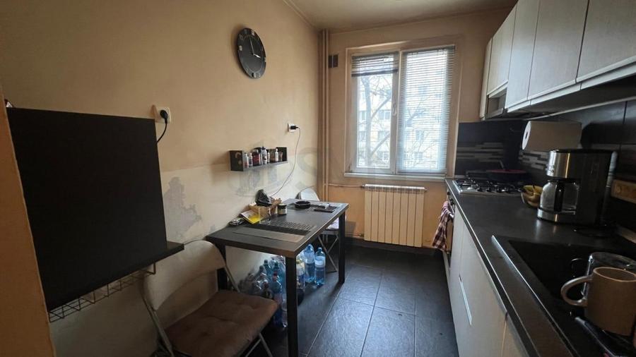 Apartament cu 3 camere semidecomandat, mobilat în Colentina