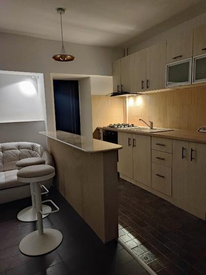 Apartament cu 3 camere semidecomandat, mobilat în Universitate