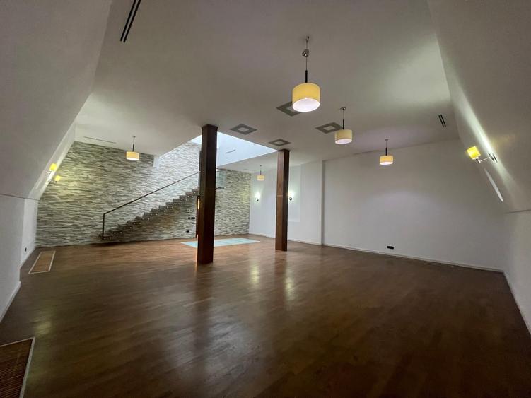 Casă cu 21 camere cu Teren 431 Mp în Grădina Icoanei