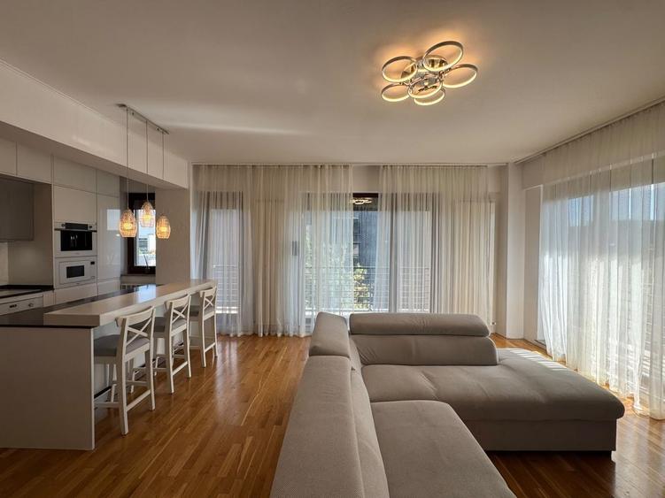 Apartament cu 3 camere semidecomandat în Băneasa