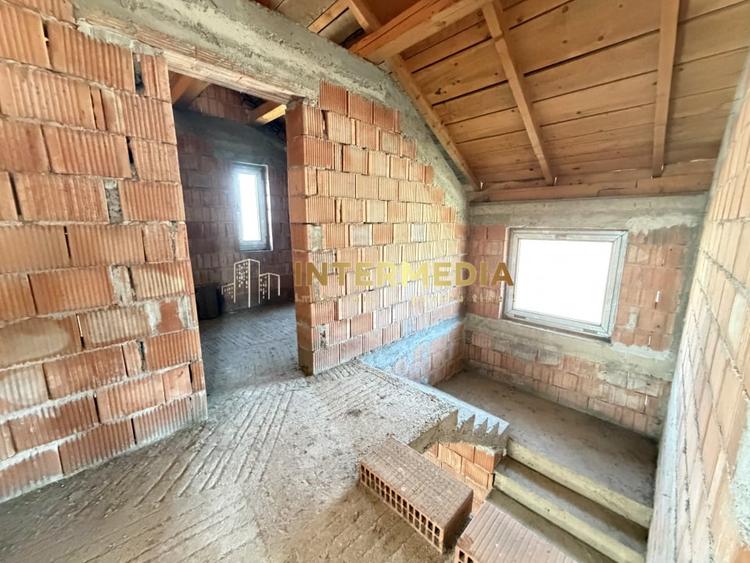 Casă individuală cu 4 camere cu Teren 388 Mp în Cetate