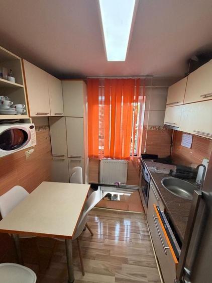 Apartament cu 3 camere semidecomandat în Central
