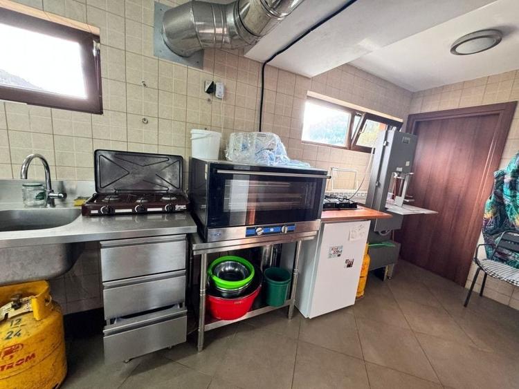 Casă individuală cu 12 camere cu Canalizare în Central