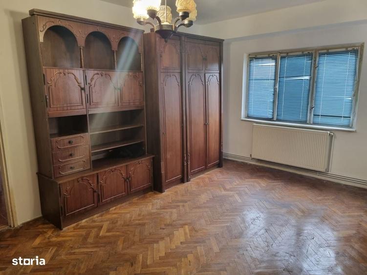 Apartament cu 3 camere semidecomandat în Central