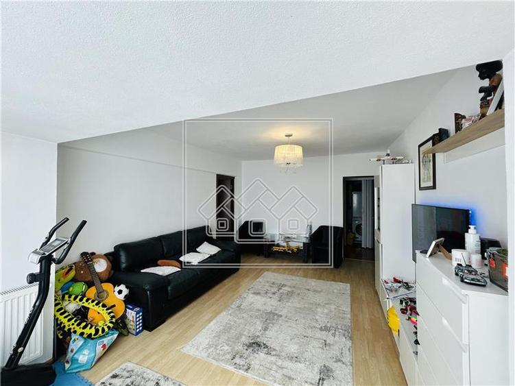 Apartament cu 3 camere semidecomandat în Turnișor