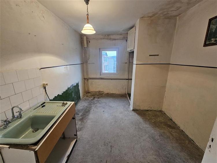 Apartament cu 3 camere decomandat în Micro IV