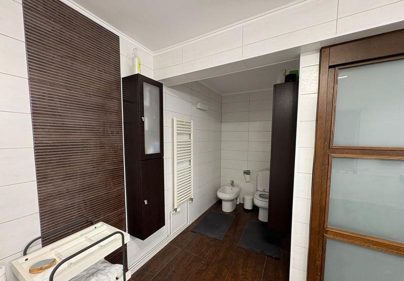 Apartament cu 4 camere decomandat în Casa de Cultură