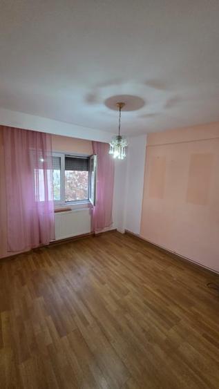 Apartament cu 3 camere semidecomandat, mobilat în Micro 16