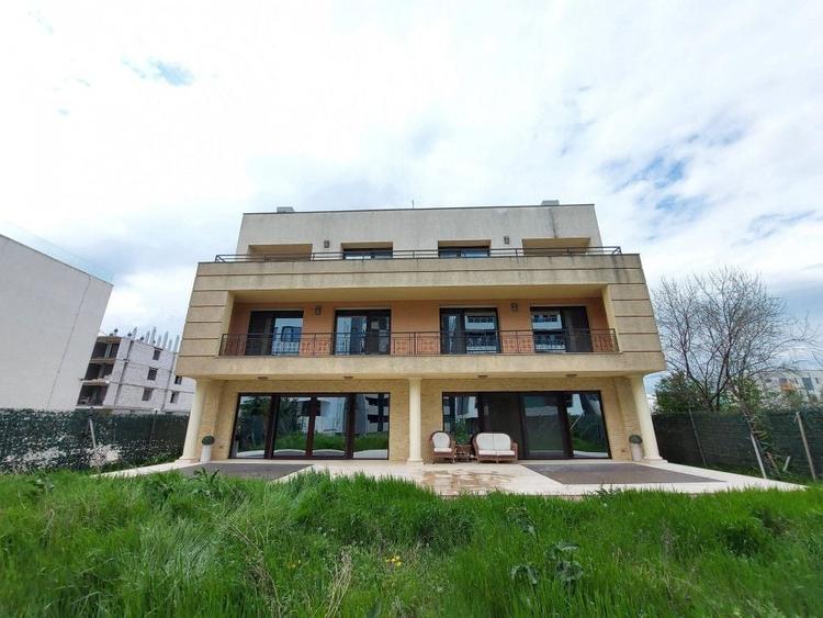 Casă individuală cu 6 camere cu Canalizare în Central