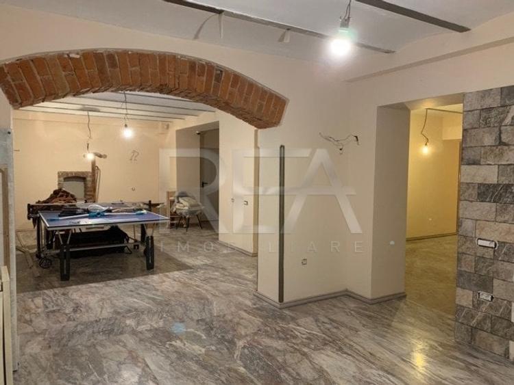 Casă individuală cu 27 camere cu Canalizare în Central