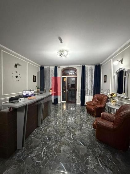 Casă individuală cu 14 camere cu Canalizare în Central