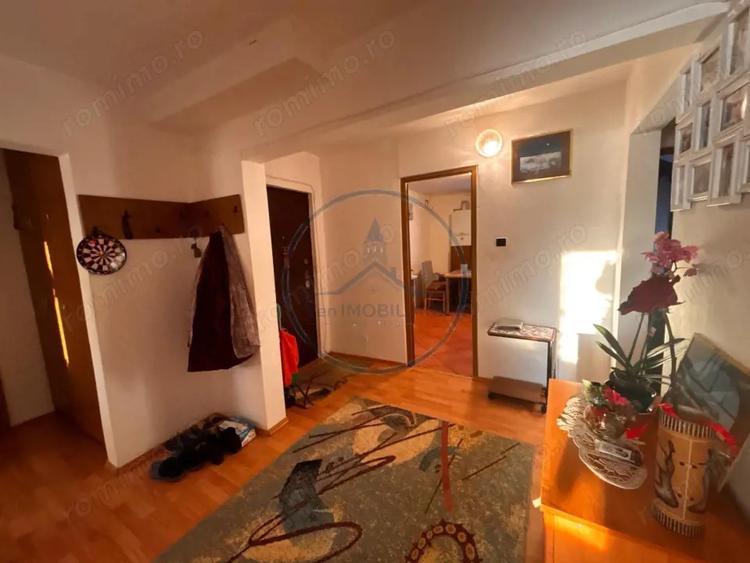 Apartament cu 4 camere decomandat, mobilat în Calea Moldovei