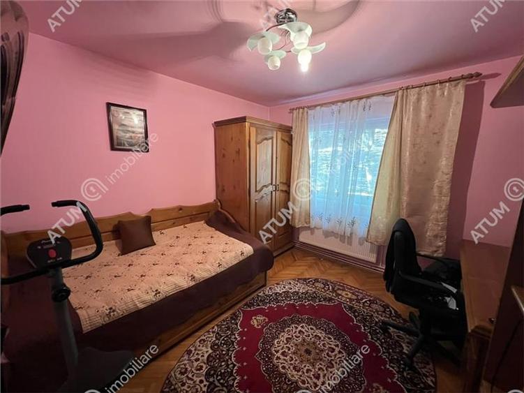 Apartament cu 3 camere decomandat, mobilat în Vasile Aaron