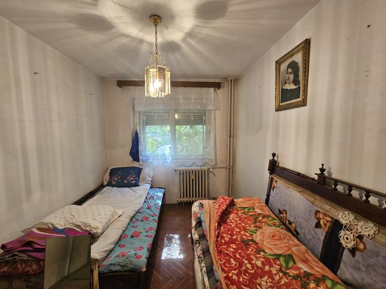 Apartament cu 3 camere semidecomandat în Cetății