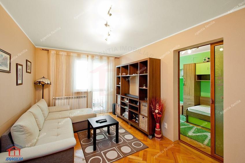 Apartament cu 4 camere semidecomandat, mobilat în Micro 20
