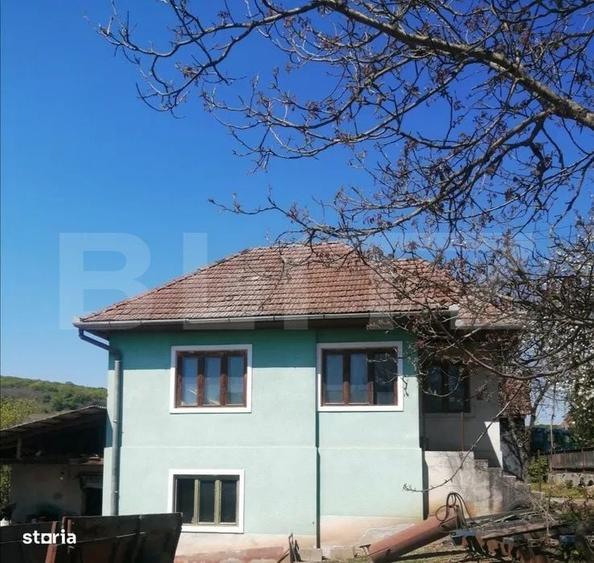 Casă cu 4 camere în Păcureni
