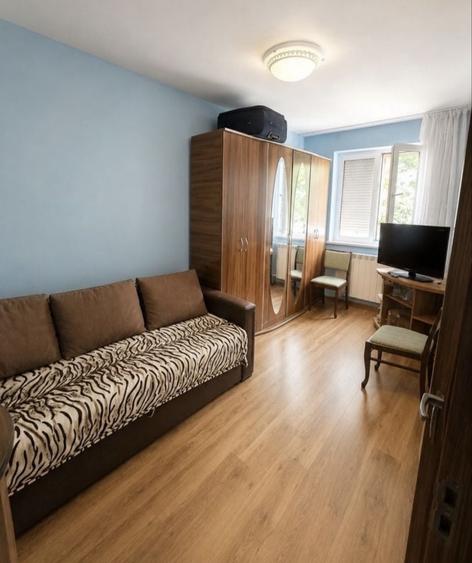 Apartament cu 3 camere semidecomandat în Craiovița Nouă