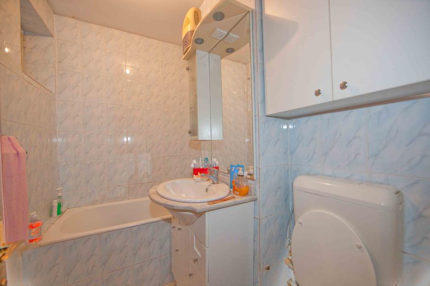 Apartament cu 3 camere semidecomandat în Tineretului