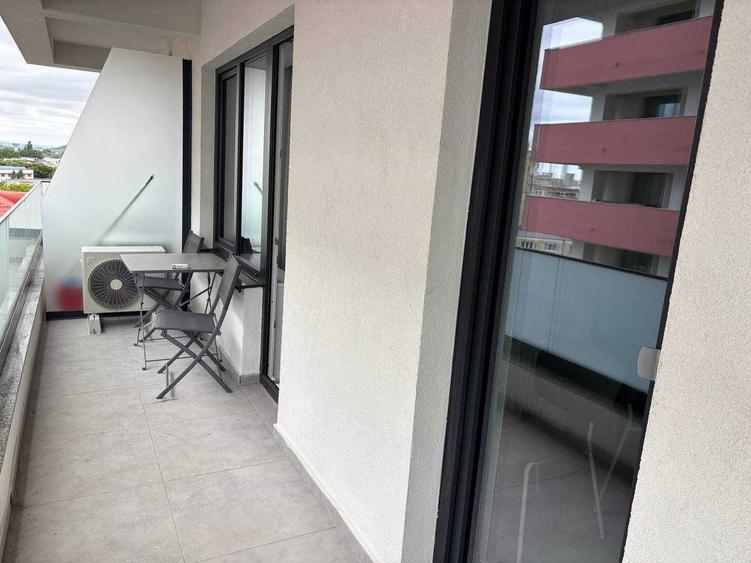 Apartament cu 7 camere decomandat în Nicolina
