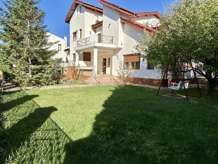 Casă individuală cu 8 camere cu Piscina în Băneasa