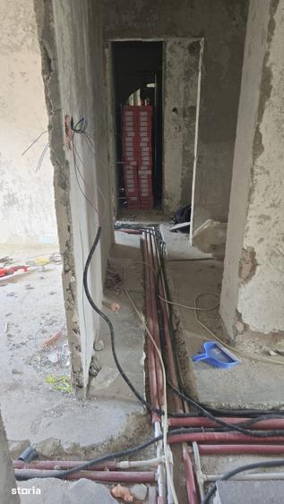 Apartament cu 4 camere decomandat în Micro 16