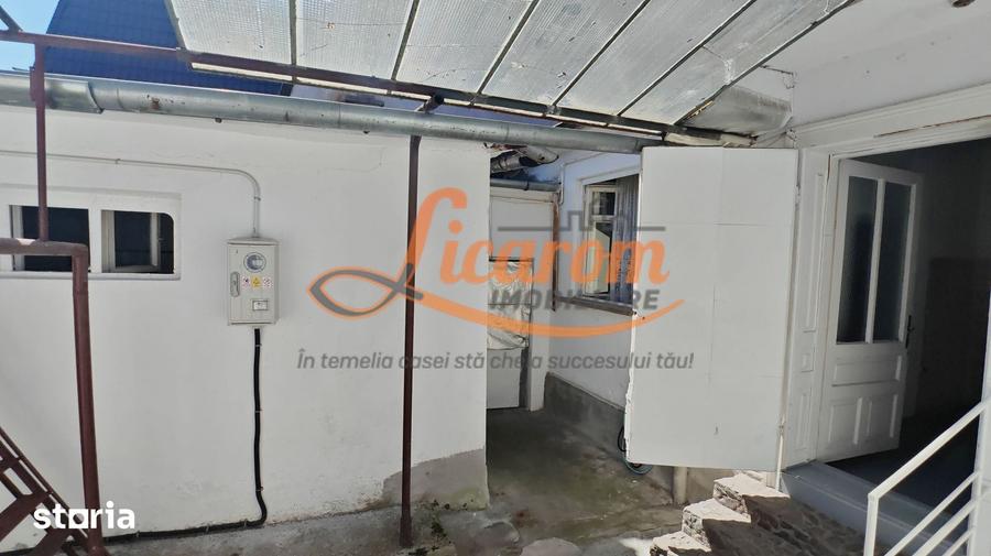 Casă cu 3 camere semidecomandat cu Teren 139 Mp în Blumăna