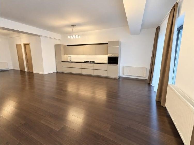 Apartament cu 4 camere în Nordului