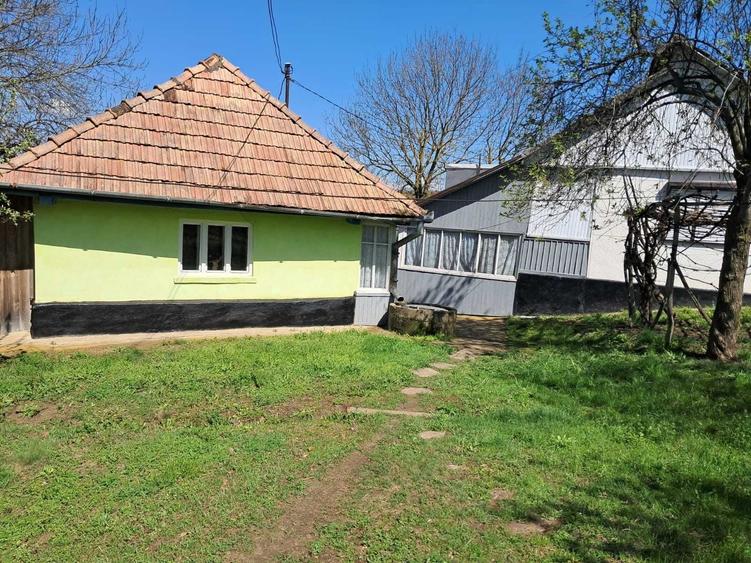 Casă cu 4 camere în Urmeniș