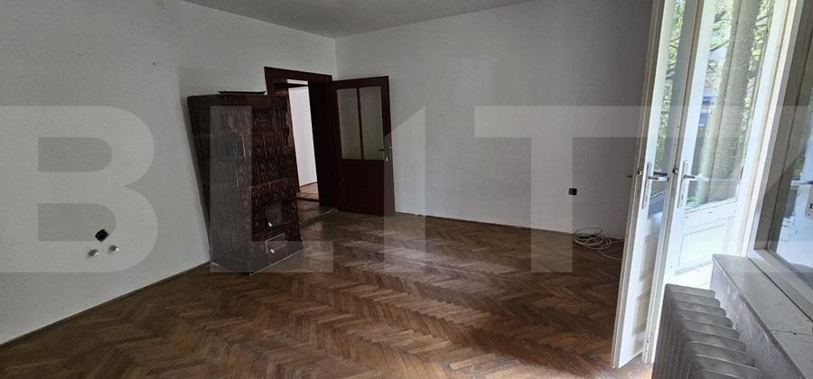 Casă individuală cu 6 camere cu Canalizare în Central