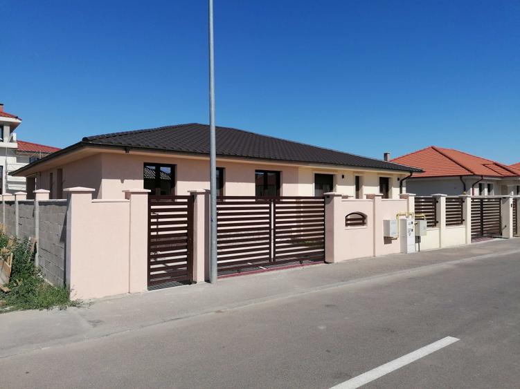 Casă cu 3 camere decomandat în Central
