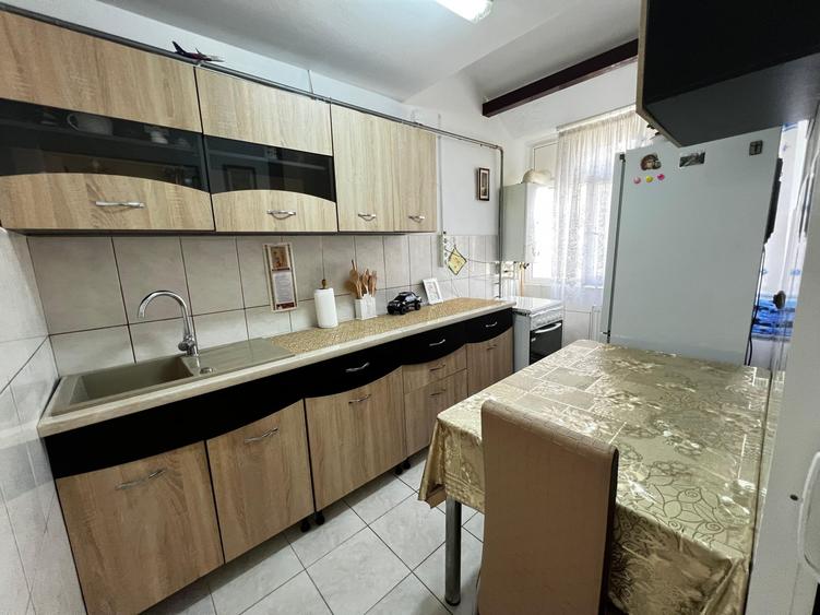 Apartament cu 2 camere semidecomandat, mobilat în Dacia