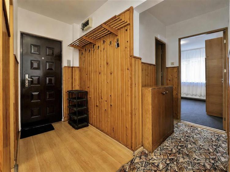 Apartament cu 3 camere decomandat, mobilat în Bartolomeu