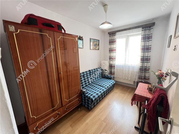 Apartament cu 3 camere semidecomandat în Vasile Aaron