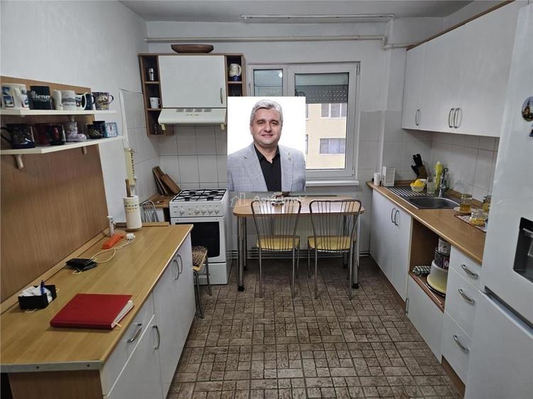 Apartament cu 3 camere decomandat în Micro II