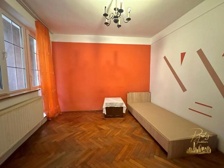 Casă individuală cu 8 camere cu Canalizare în Orașul Nou