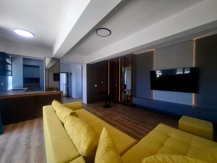 Penthouse cu 3 camere decomandat în Prelungirea Ghencea