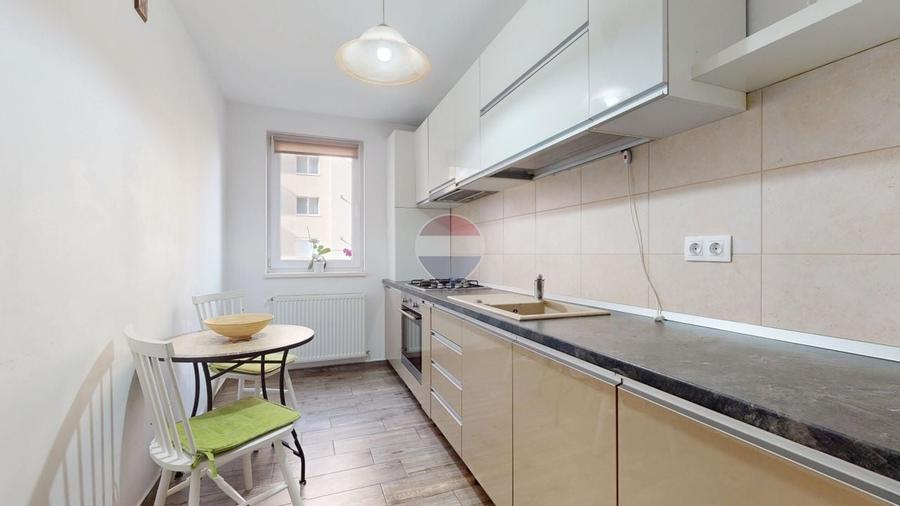 Apartament cu 2 camere decomandat în Tractorul