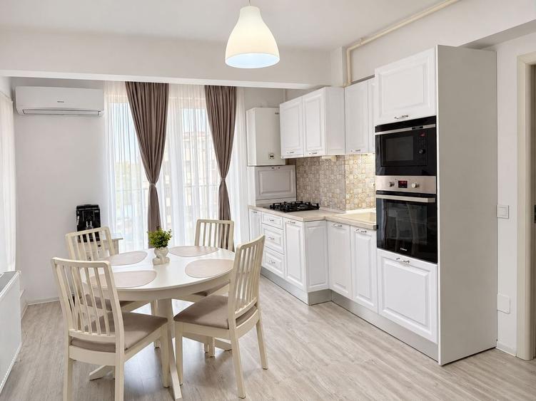 Apartament cu 3 camere semidecomandat, mobilat în Central