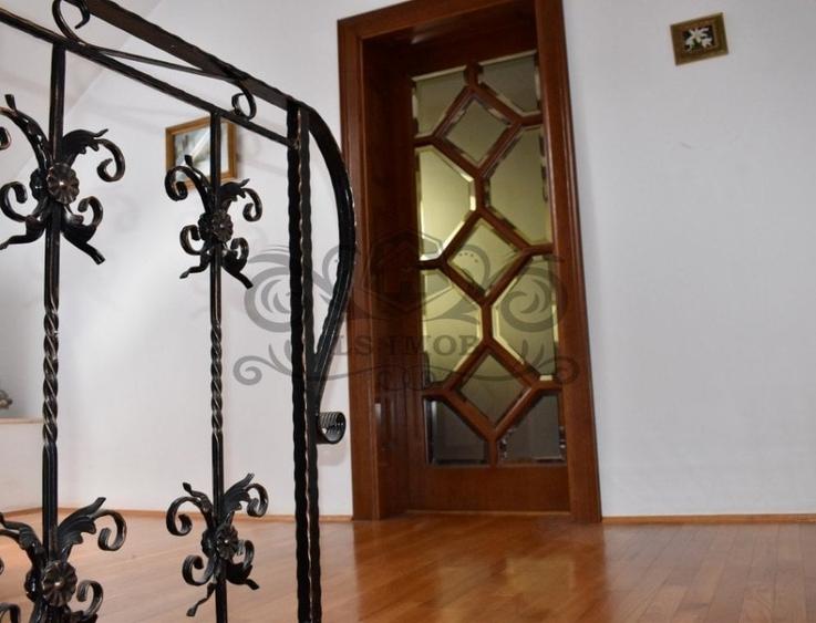 Casă individuală cu 9 camere cu Canalizare în Centrul Istoric