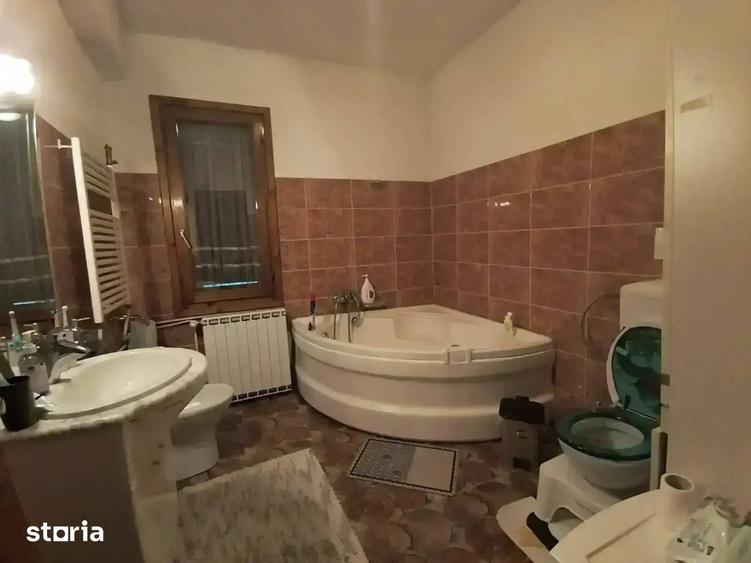 Casă cu 7 camere cu Teren 840 Mp în Central