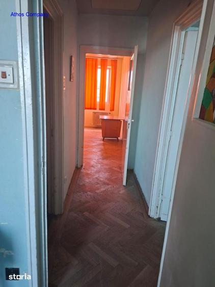 Apartament cu 3 camere semidecomandat în 1 Mai