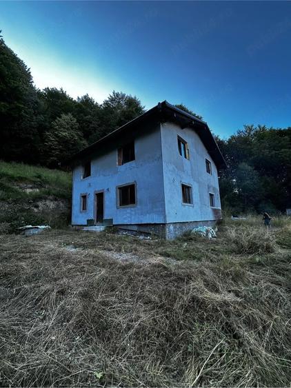 Casă cu Teren 1500 Mp în Poiana